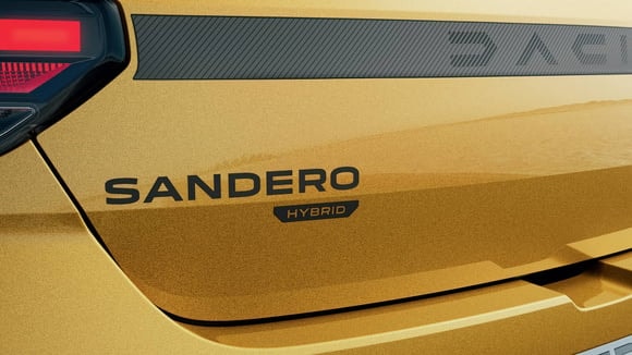 L’hybridation réduit la consommation, mais Dacia change la façon de présenter ce gain.