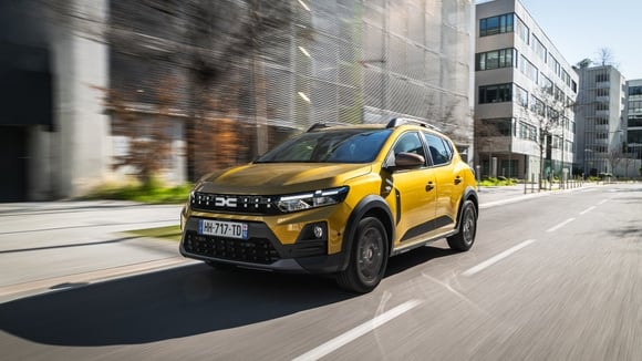 Dacia présente la consommation de ses hybrides en nombre de jours sans passer à la pompe.