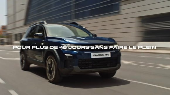 Dacia met en avant les « jours sans faire le plein » pour ses hybrides.