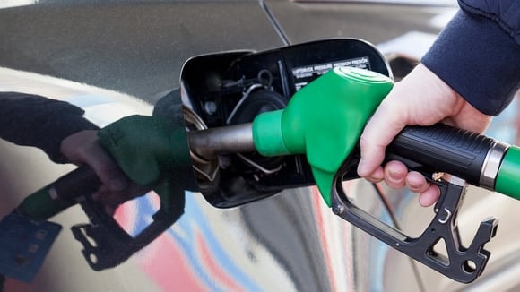 Dacia parle de jours sans faire le plein, mais la consommation reste mesurée en litres.
