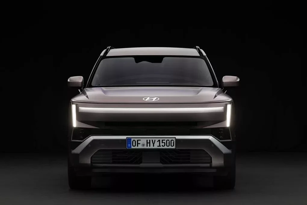 Le Hyundai Tucson 2027 avec ses ailes marquées et sa nouvelle signature lumineuse H-Edge à l’avant.