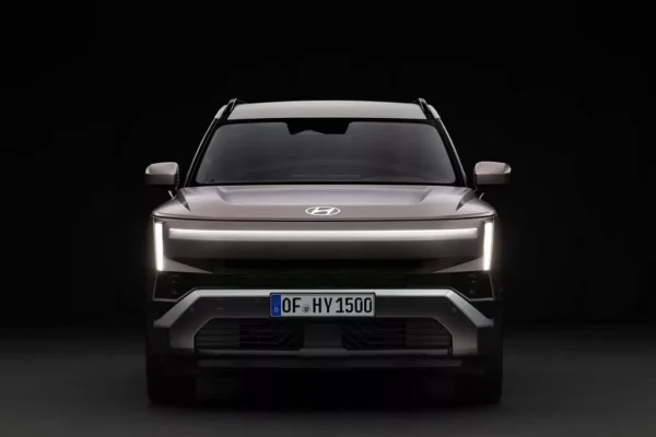 Le Hyundai Tucson 2027 avec ses ailes marquées et sa nouvelle signature lumineuse H-Edge à l’avant.