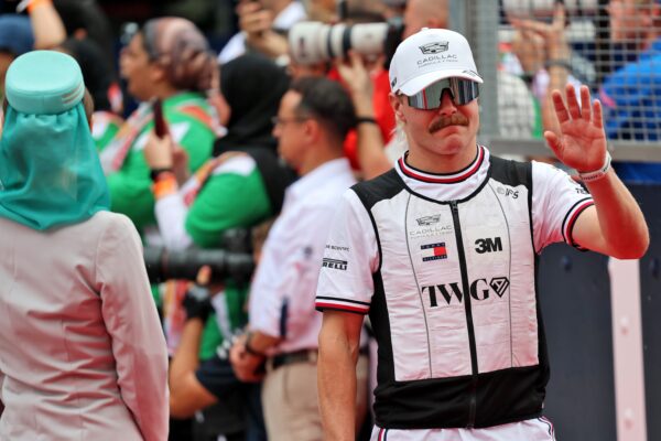 Valtteri Bottas à vélo lors de son trajet de la Malaisie vers Singapour.