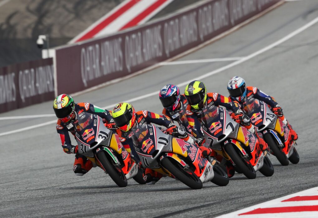 De jeunes pilotes moto sur le circuit de Guadix lors des sélections de la Red Bull MotoGP Rookies Cup.