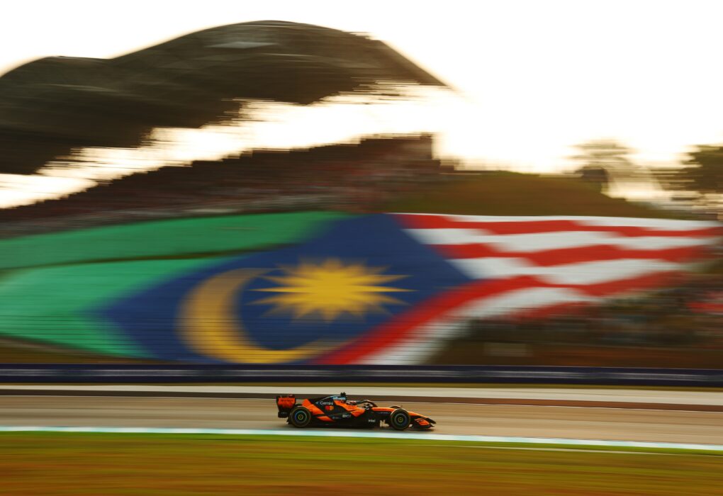 Oscar Piastri au volant de sa McLaren sur le circuit de Sepang.