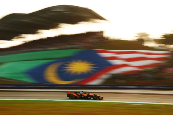 Oscar Piastri au volant de sa McLaren sur le circuit de Sepang.