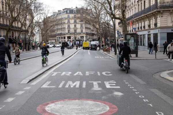 Circulation automobile dans une rue du centre de Paris concernée par la zone à trafic limité.