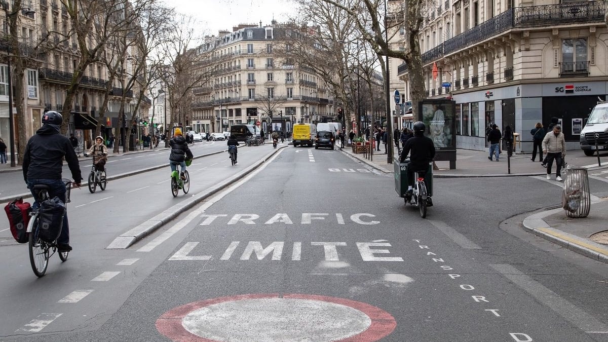 Circulation automobile dans une rue du centre de Paris concernée par la zone à trafic limité.