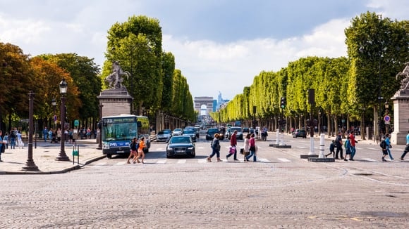 La baisse du trafic observée dans la ZTL s’accompagne d’une amélioration de la qualité de l’air, avec des concentrations de dioxyde d’azote également en recul selon Airparif.