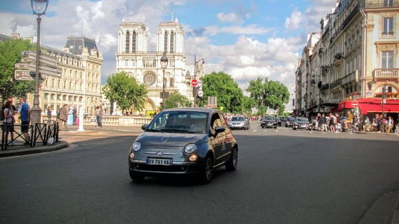 Moins de voitures au cœur de Paris : la ZTL commence à produire des effets mesurables, même si une partie du trafic se reporte sur certains axes voisins.