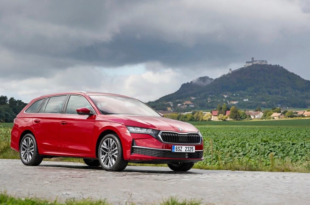 La Skoda Octavia, proposée en berline et en break Combi avec une nouvelle motorisation hybride non rechargeable.
