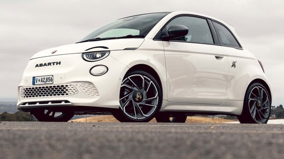 Abarth se lance dans le tout électrique dès 2023.
