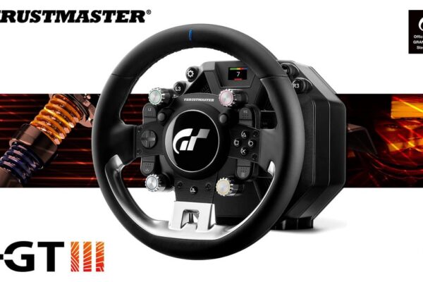 Le volant Thrustmaster T-GT III avec sa roue en cuir portant le logo Gran Turismo.