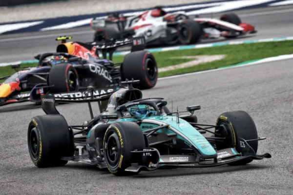 George Russell au volant de sa monoplace Mercedes en F1.