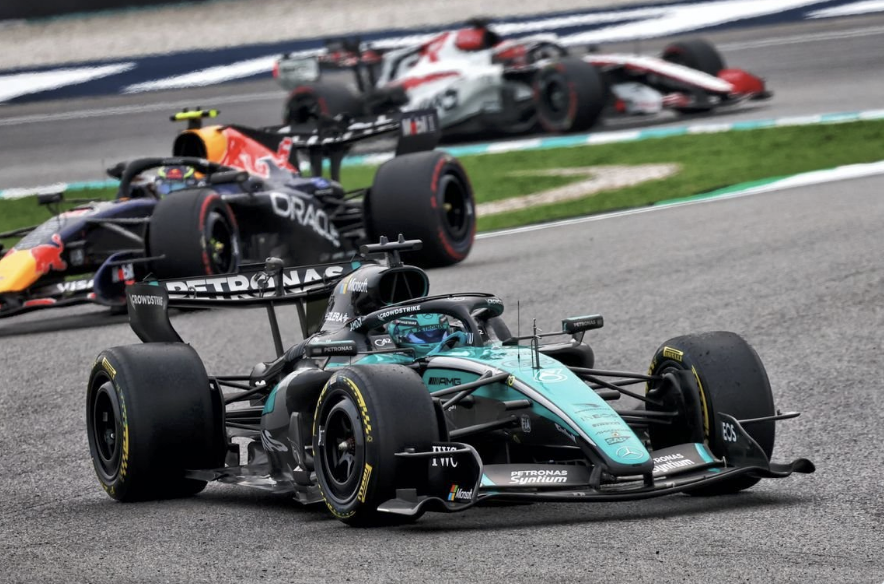 George Russell au volant de sa monoplace Mercedes en F1.