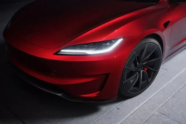 Une Tesla Model 3 Performance, version sportive de la berline électrique.