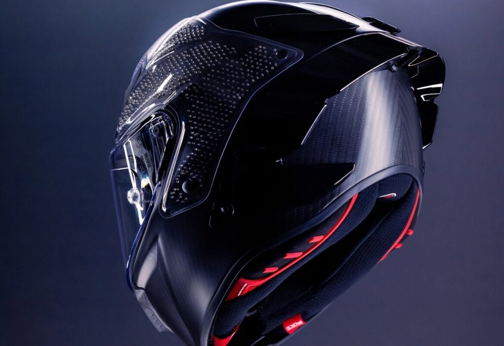Le casque AGV Pista GP R3 équipé de panneaux extérieurs mobiles et détachables.