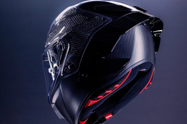 Le casque AGV Pista GP R3 équipé de panneaux extérieurs mobiles et détachables.