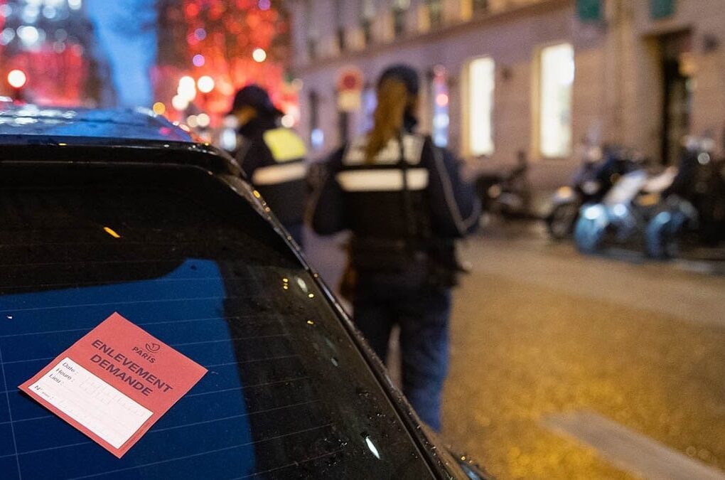 Des véhicules stationnés dans une fourrière.