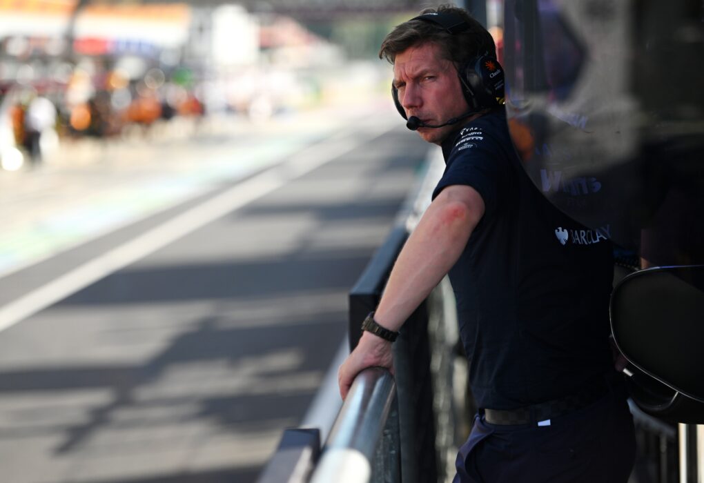 Une monoplace Williams FW48 de Formule 1 sur la piste.