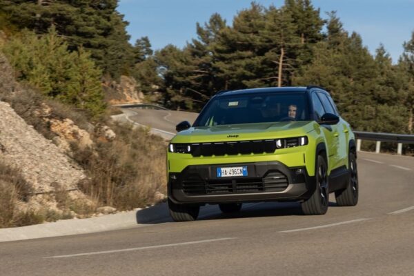 Un SUV électrique Stellantis proposé en location longue durée aux chauffeurs de taxi.