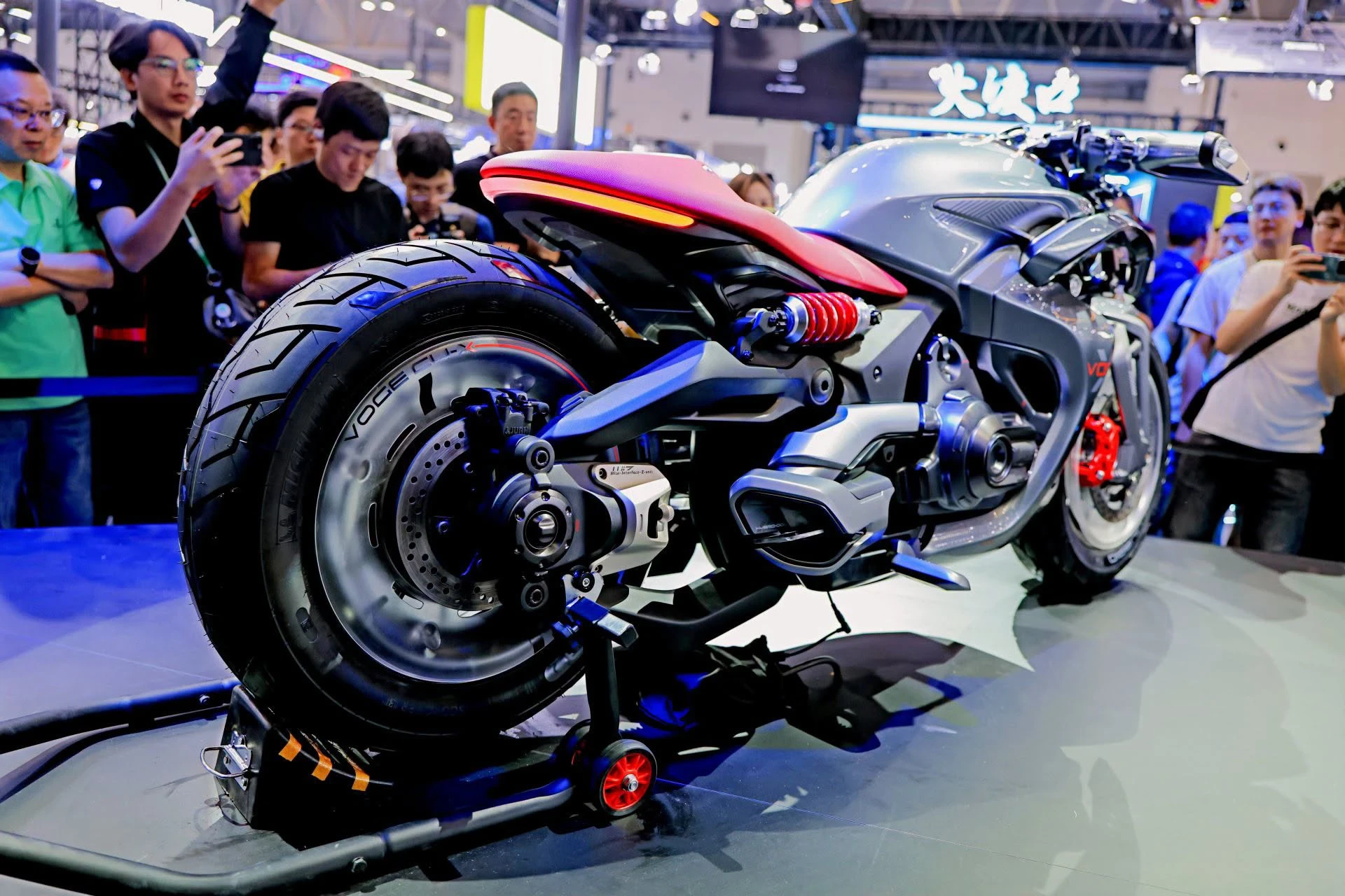 Le concept Voge CU-X présente un design radical de cruiser hybride.