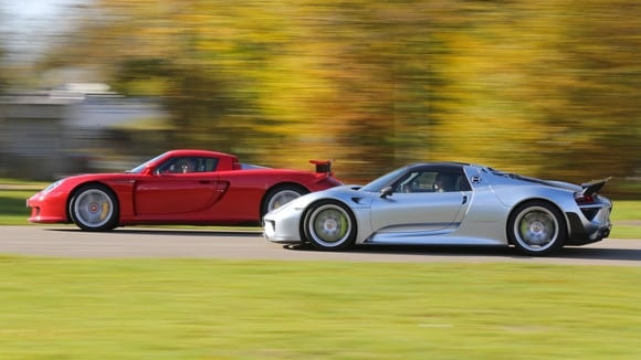 La Porsche 918 Spyder, au premier plan, dans la lignée des supercars de la marque.