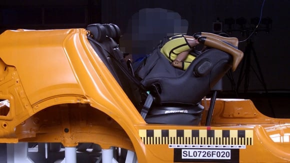 Lors du crash-test, l’Axkid Minikid Core bascule vers l’avant après la rétractation du verrouillage de sa jambe de force.