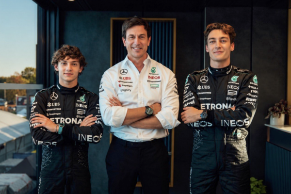 George Russell et Kimi Antonelli, les deux pilotes Mercedes engagés dans la lutte pour le titre en F1.
