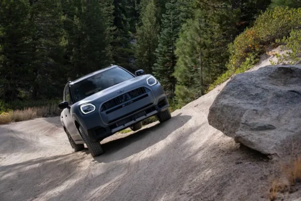 Un MINI Countryman Untamed équipé d’une tente de toit et de jantes spécifiques de 19 pouces.