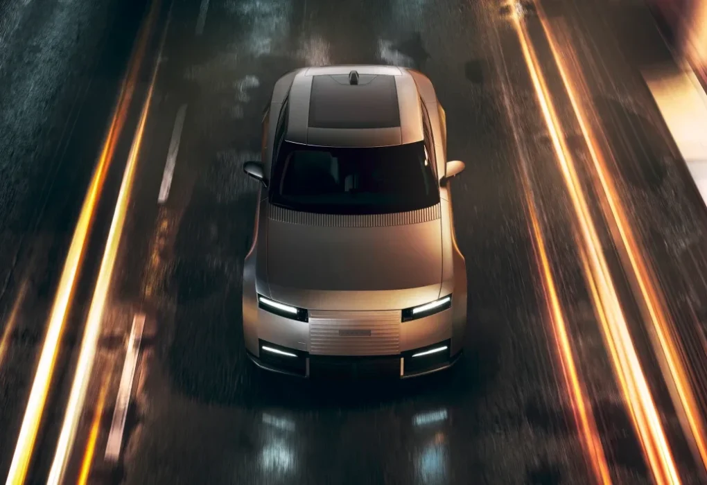 La Jaguar Type 01, une grande GT électrique à quatre portes au long capot.