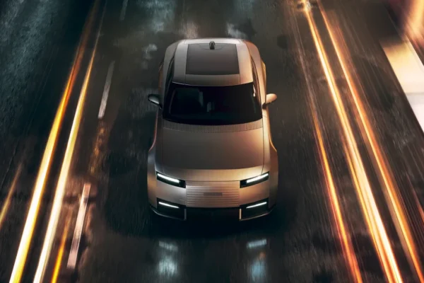 La Jaguar Type 01, une grande GT électrique à quatre portes au long capot.