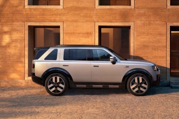 Le Freelander 8 présenté à l'occasion de son lancement international aux Émirats arabes unis.