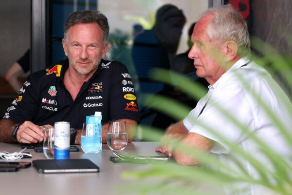 Helmut Marko et Christian Horner dans le paddock de F1.