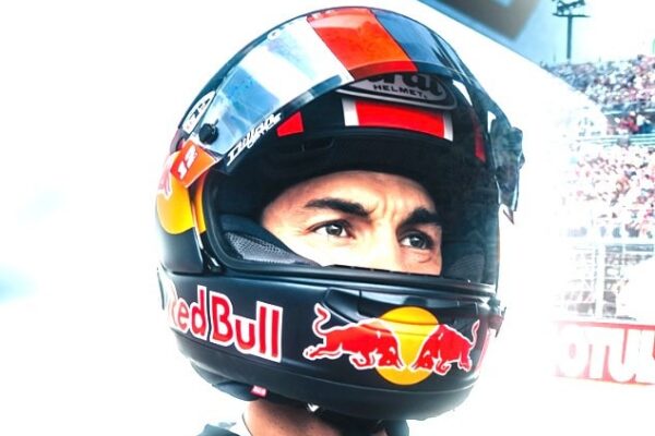 Maverick Viñales dans le paddock MotoGP.