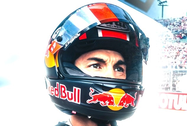 Maverick Viñales dans le paddock MotoGP.