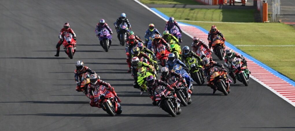 Des pilotes du MotoGP en piste lors d'une séance du week-end de course.