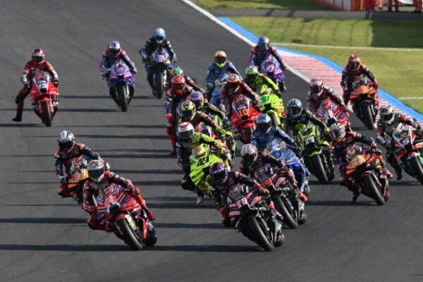 Des pilotes du MotoGP en piste lors d'une séance du week-end de course.