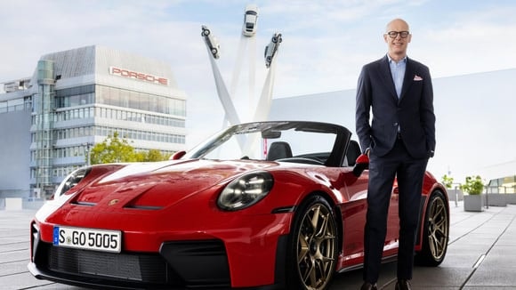 Michael Leiters a détaillé ce 7 octobre la feuille de route qui doit guider Porsche jusqu’en 2035. Côté produits, le constructeur promet au moins une nouveauté majeure chaque année jusqu’en 2030.