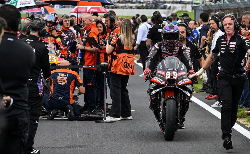 Des pilotes de MotoGP regroupés en piste lors d’une séance de qualification.