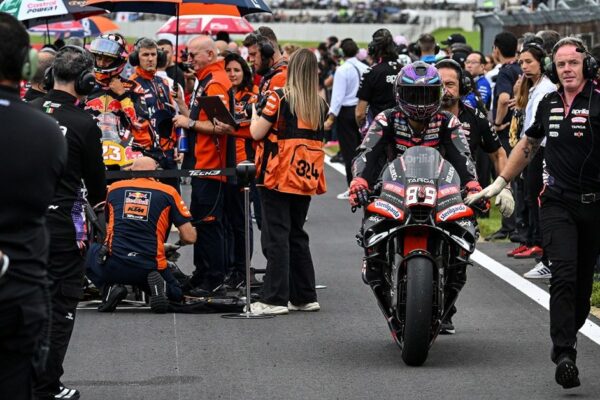 Des pilotes de MotoGP regroupés en piste lors d’une séance de qualification.