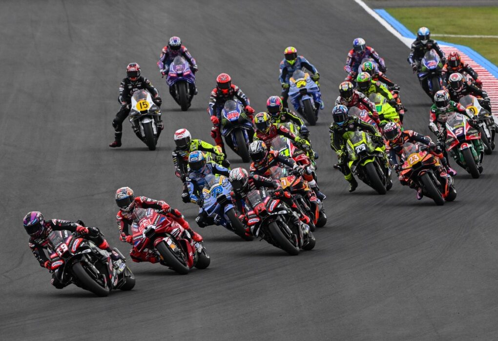 Des pilotes de MotoGP réunis en piste pendant une séance du week-end de course.
