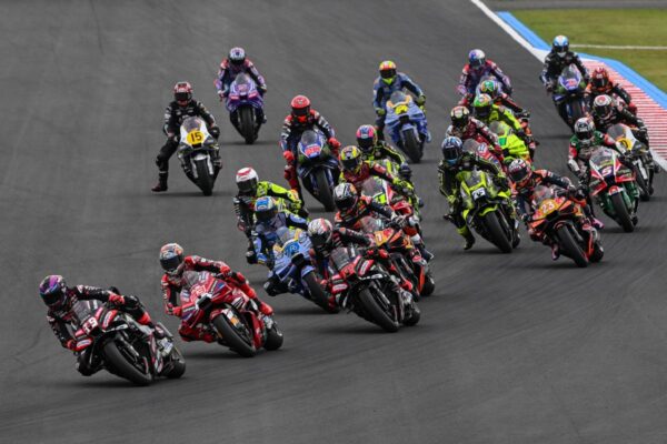Des pilotes de MotoGP réunis en piste pendant une séance du week-end de course.