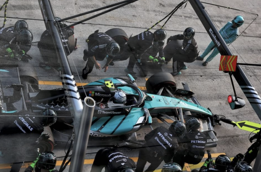 Une monoplace Mercedes en piste lors d'un Grand Prix de F1.