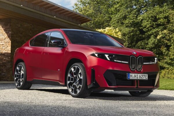 Le BMW iX4 présenté sous sa carrosserie de SUV coupé électrique.