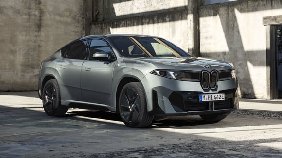 Le BMW iX4 50 xDrive développe 469 ch et 645 Nm de couple.