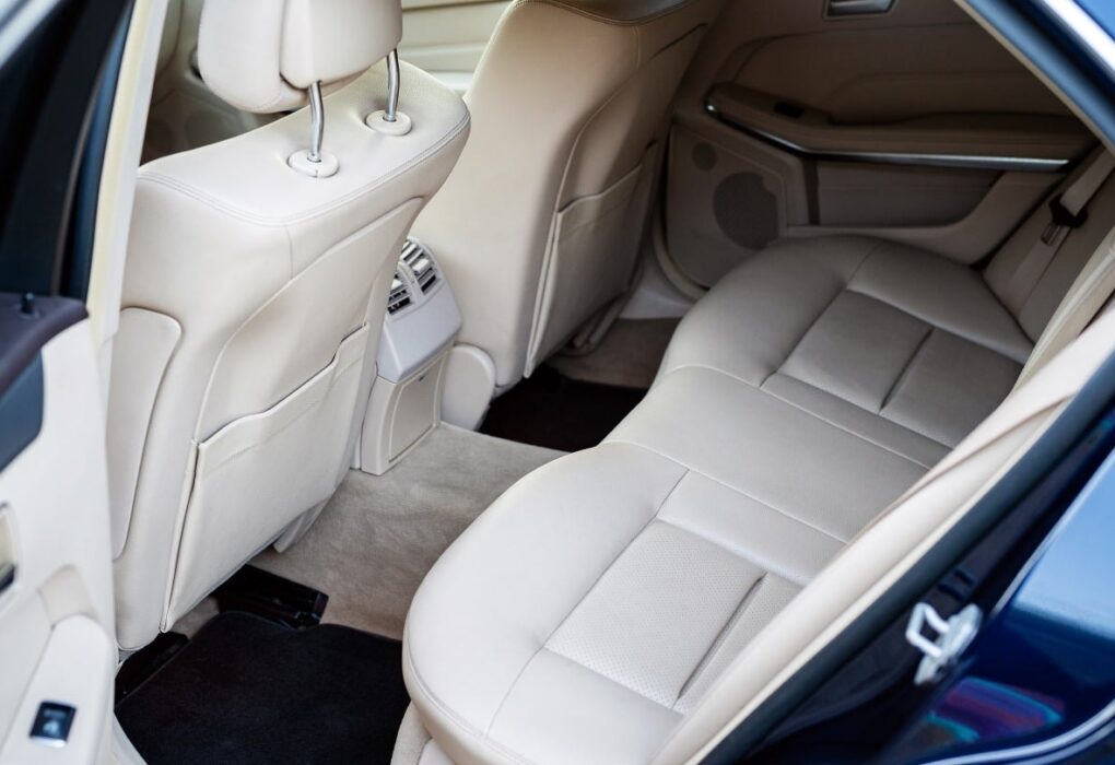 Sièges automobiles illustrant le projet de coentreprise entre Forvia et Anand Group en Inde.