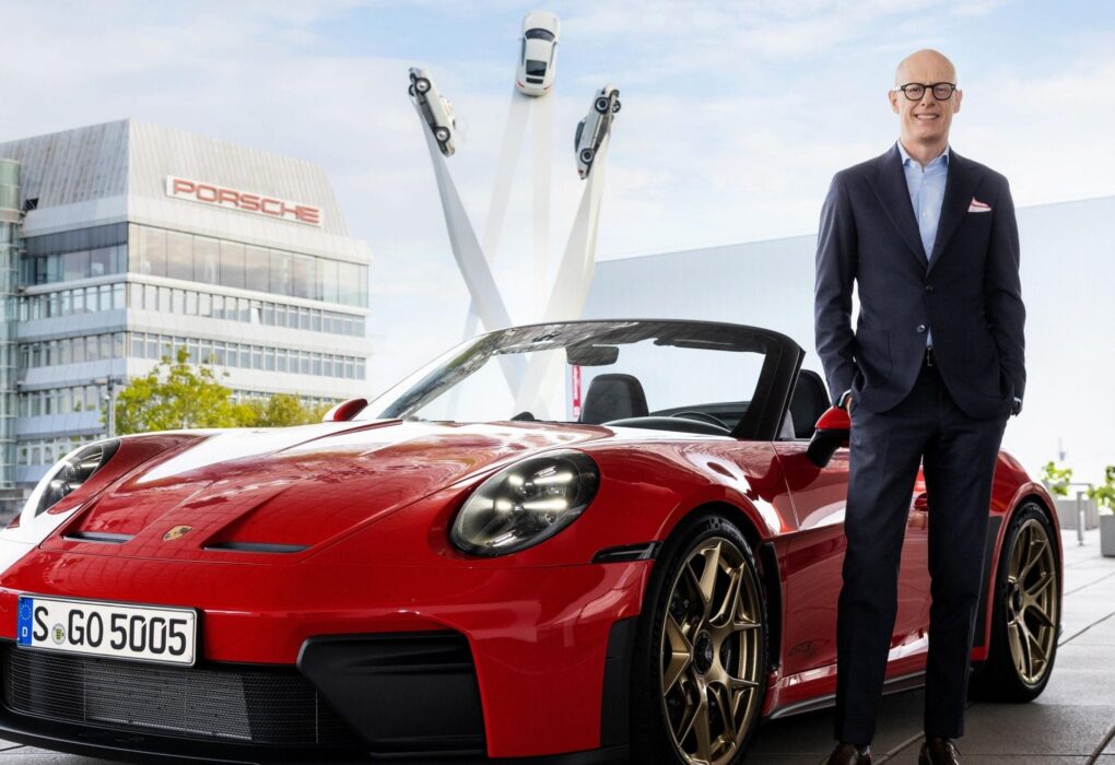 Une voiture Porsche illustrant les modèles haut de gamme du constructeur.