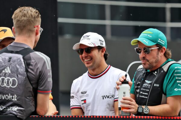 Des monoplaces de F1 sur le circuit de Sepang sous la pluie.