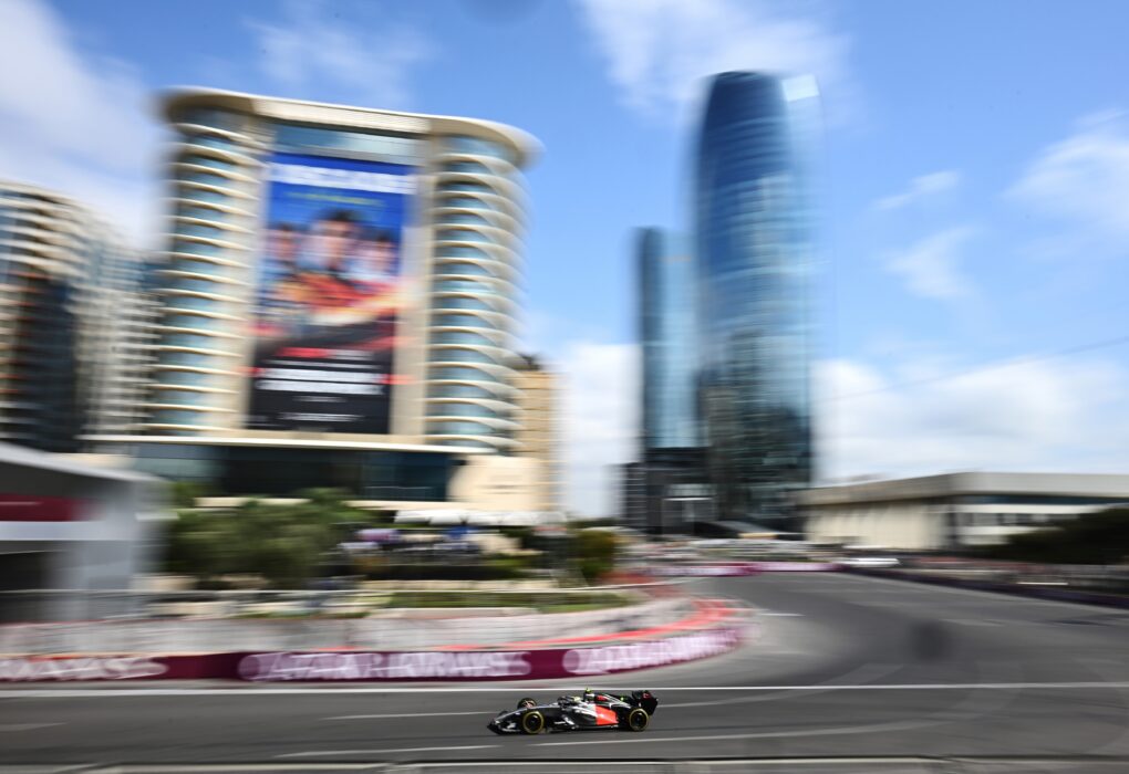 Une monoplace Audi de Formule 1 sur un circuit.